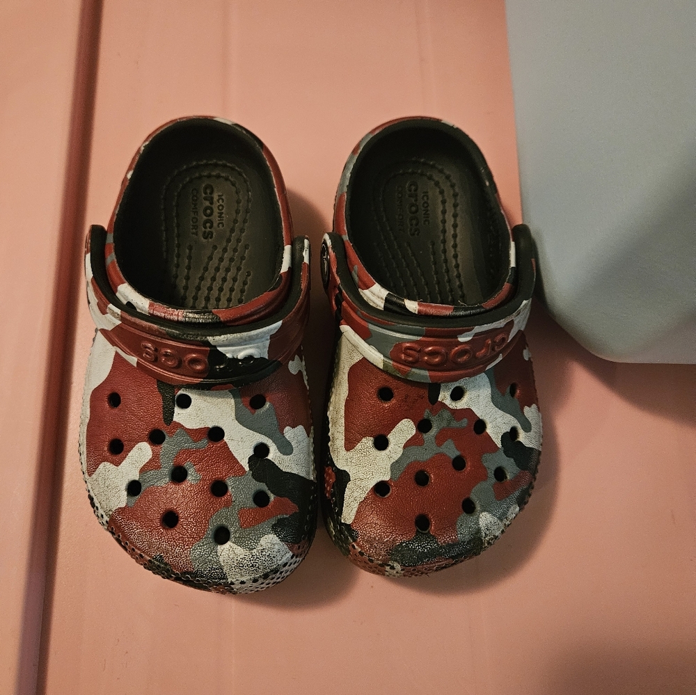 Crocs Kids Camo Clogs - Red and Black